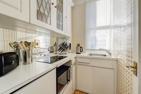 Studio to rent, Hill Street, Mayfair, London, W1