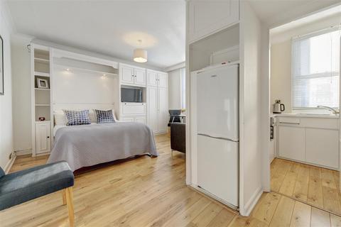 Studio to rent, Hill Street, Mayfair, London, W1