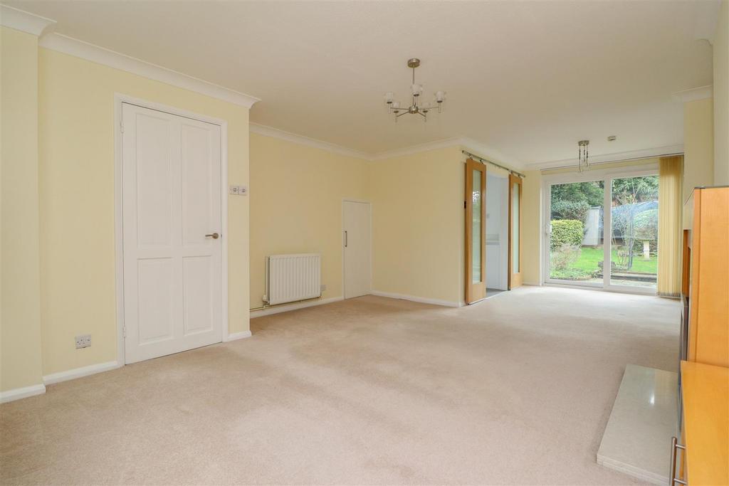 Lambs Crescent, Horsham 3 bed end of terrace house for sale £450,000