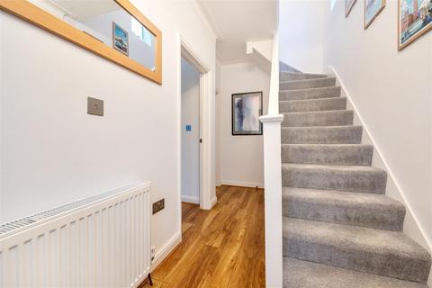 17 Devonshire Crescent, London, NW7 1DN