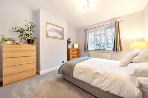 17 Devonshire Crescent, London, NW7 1DN