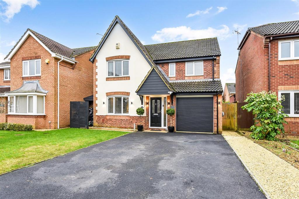 Larkspur Drive, Marchwood, Hampshire 4 bed detached house for sale £