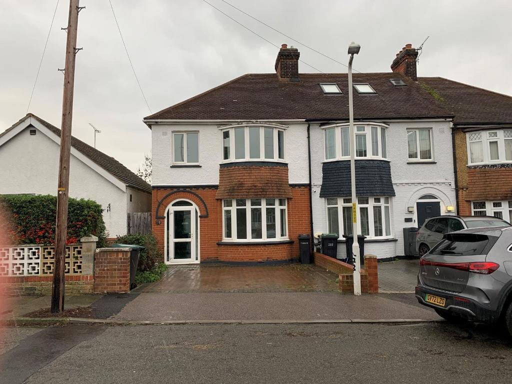 Lamorna Avenue, Gravesend, Kent 3 bed end of terrace house £1,700 pcm