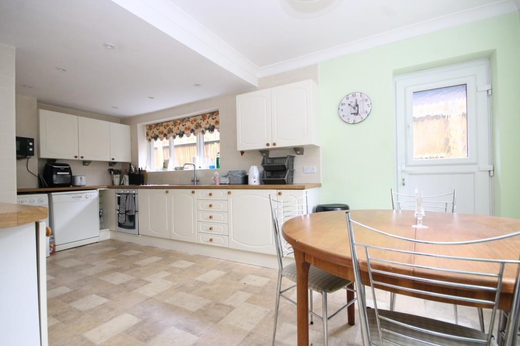 BARN MEADOW LANE, GREAT BOOKHAM, KT23 4 bed chalet £660,000