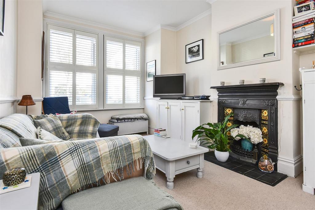 Second Avenue, Mortlake, SW14. 2 bed flat £1,950 pcm (£450 pw)