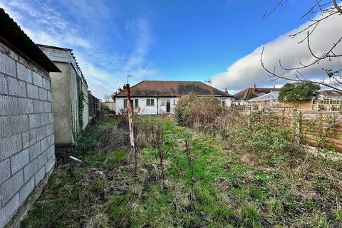 2 bedroom semi-detached bungalow for sale, Oakwood Avenue, Leigh-On-Sea