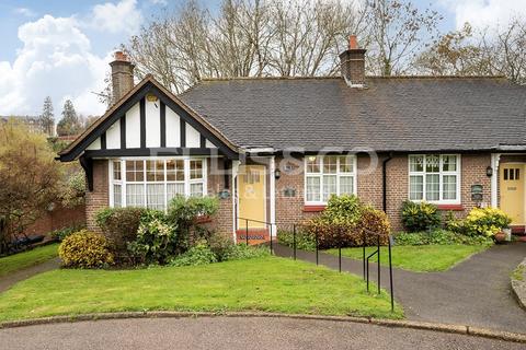 2 bedroom bungalow for sale - Chalet Estate, Hammers Lane, London, NW7
