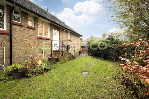 2 bedroom bungalow for sale - Chalet Estate, Hammers Lane, London, NW7
