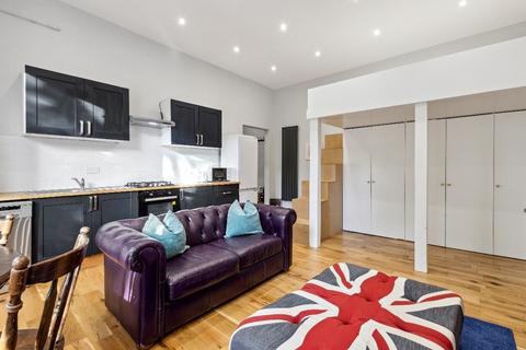 Studio to rent, Altenburg Gardens, London