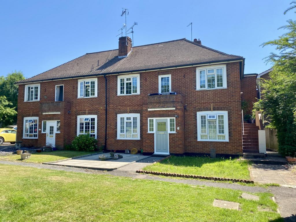 Oaks Court, Oaks Close, Leatherhead... 2 bed £1,500 pcm (£