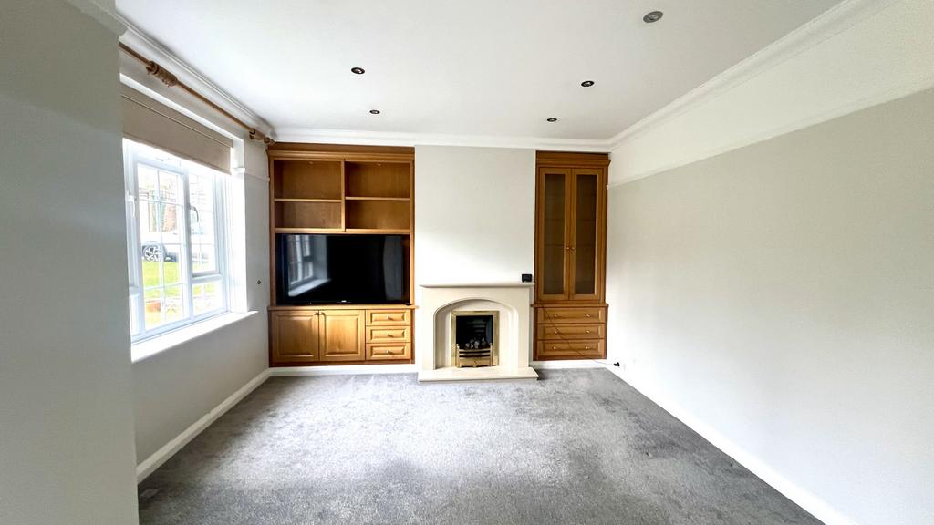 Oaks Court, Oaks Close, Leatherhead... 2 bed £1,500 pcm (£