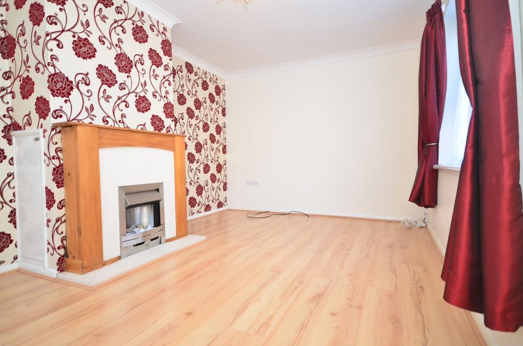 Charing Road Gillingham ME8 3 bed semidetached house £1,500 pcm (£