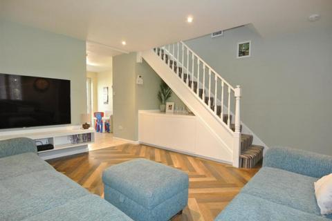 20 Larksfield, Englefield Green, Egham, TW20 0RD