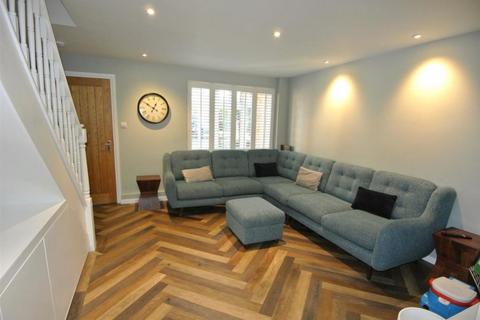 20 Larksfield, Englefield Green, Egham, TW20 0RD