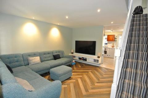 20 Larksfield, Englefield Green, Egham, TW20 0RD