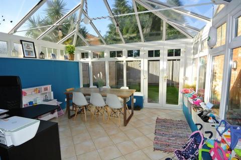 20 Larksfield, Englefield Green, Egham, TW20 0RD
