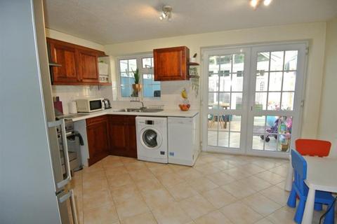 20 Larksfield, Englefield Green, Egham, TW20 0RD