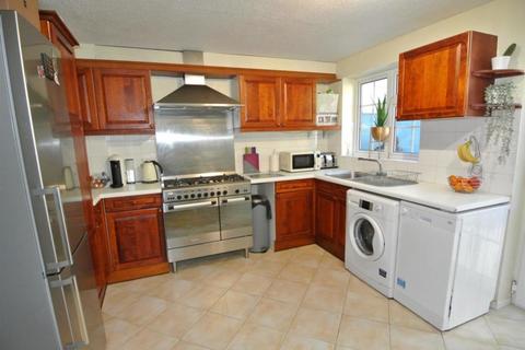 20 Larksfield, Englefield Green, Egham, TW20 0RD