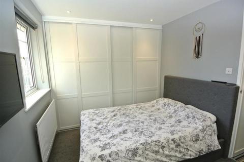 20 Larksfield, Englefield Green, Egham, TW20 0RD