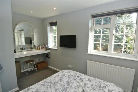 20 Larksfield, Englefield Green, Egham, TW20 0RD