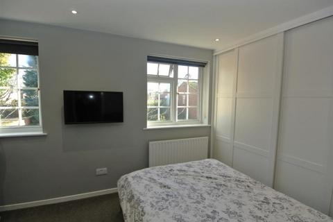 20 Larksfield, Englefield Green, Egham, TW20 0RD