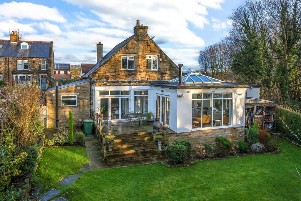 Crawshaw Avenue, Pudsey, West Yorkshire, LS28 4 bed detached house for