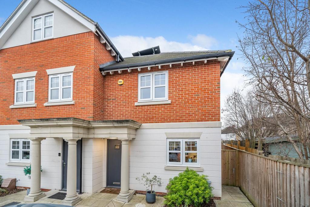 Bowling Green Mews, Raynes Park 2 bed semidetached house for sale £