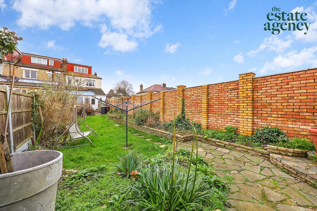 Kings Head Hill, North Chingford, E4 4 bed end of terrace house £700,000