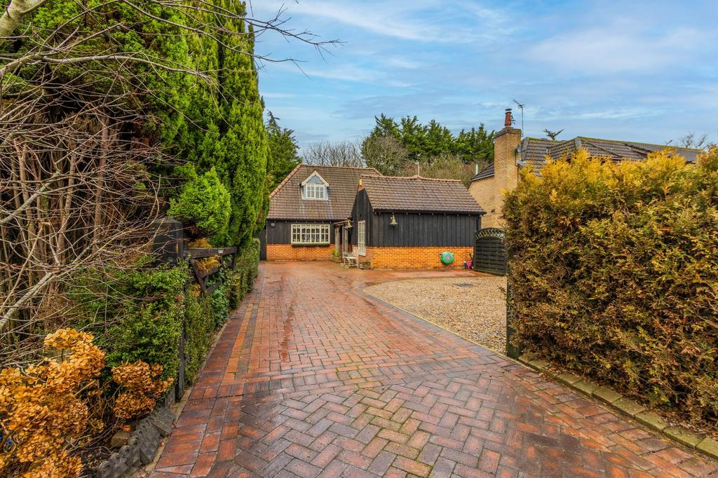 Main Road, Ormesby, NR29 5 bed detached house for sale £350,000