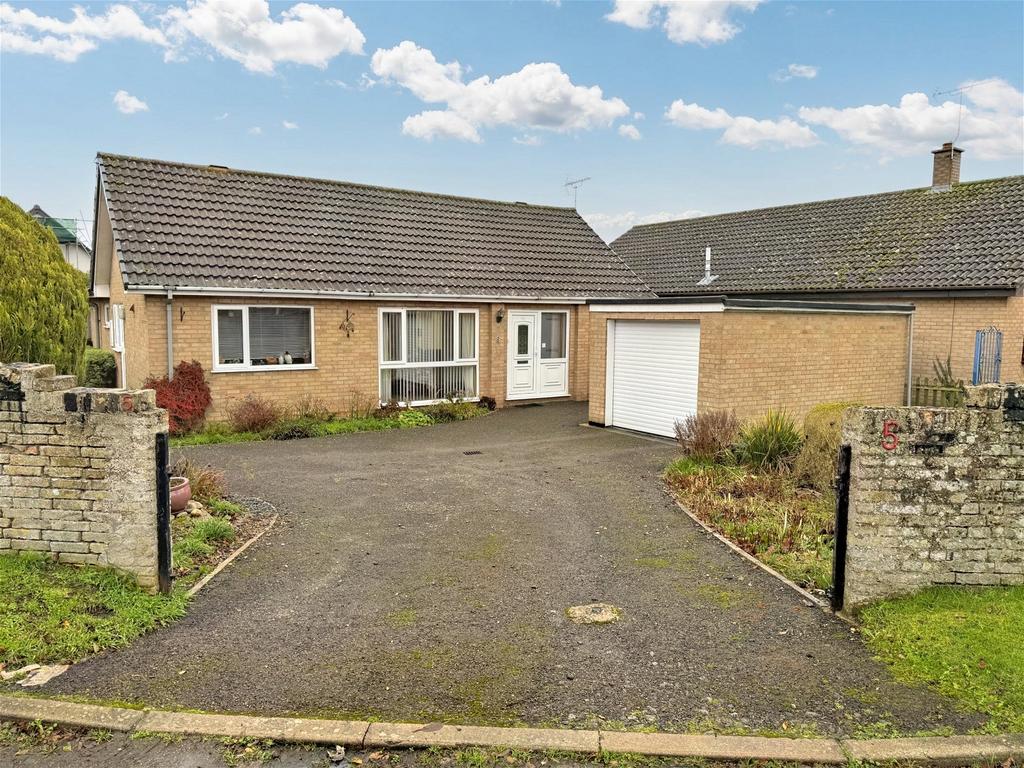 Northfield Road, Soham, Cambridgeshire, CB7 5UE 3 bed detached bungalow