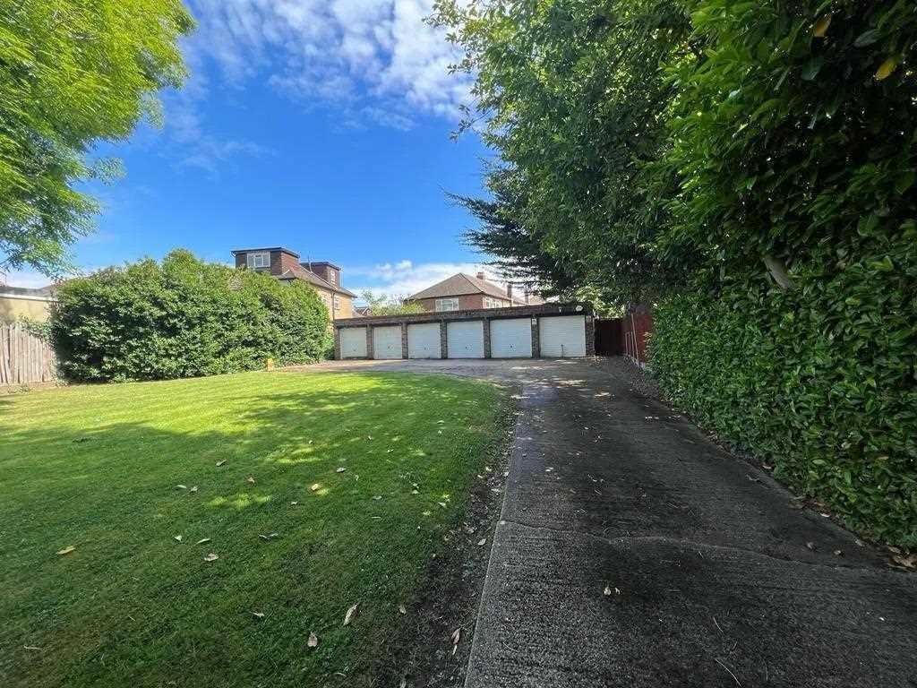 Farm Villas, Farm Road, Edgware 2 bed flat £300,000