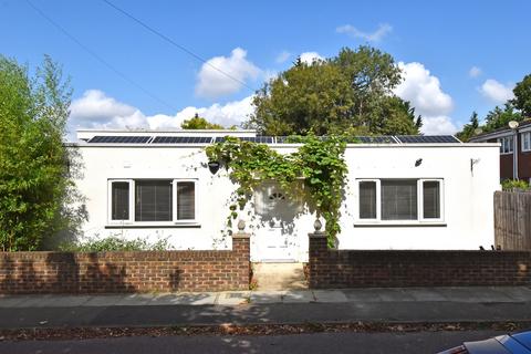 3 bedroom bungalow to rent, The Acorns, Ambleside, Bromley, Kent, BR1