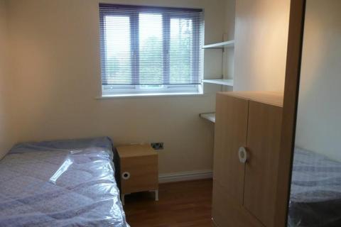 2 bedroom flat to rent, Stretford Road, Hulme, Manchester, Greater Manchester, M15 5jh