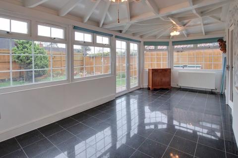 3 bedroom detached bungalow for sale, Woodmere Avenue, Shirley