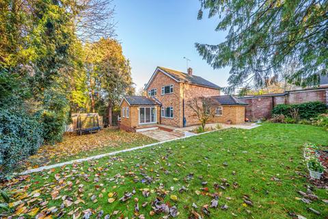 4 bedroom detached house for sale - St. Johns Rise, St Johns, GU21