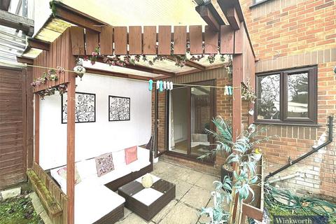 3 bedroom semi-detached house to rent, Franklins Mews, Harrow, HA2