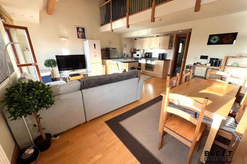 3 bedroom flat for sale, 18 Vanguard House, Nelson Quay, Milford Haven SA73 3AH