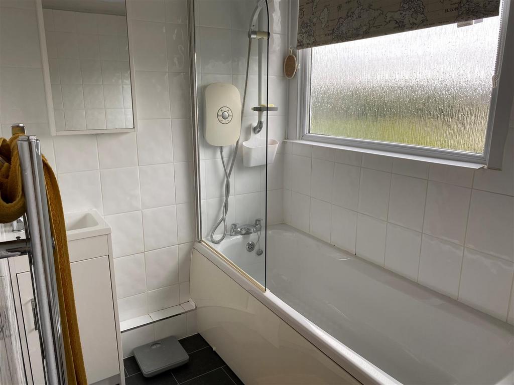 Bathroom 1.jpg