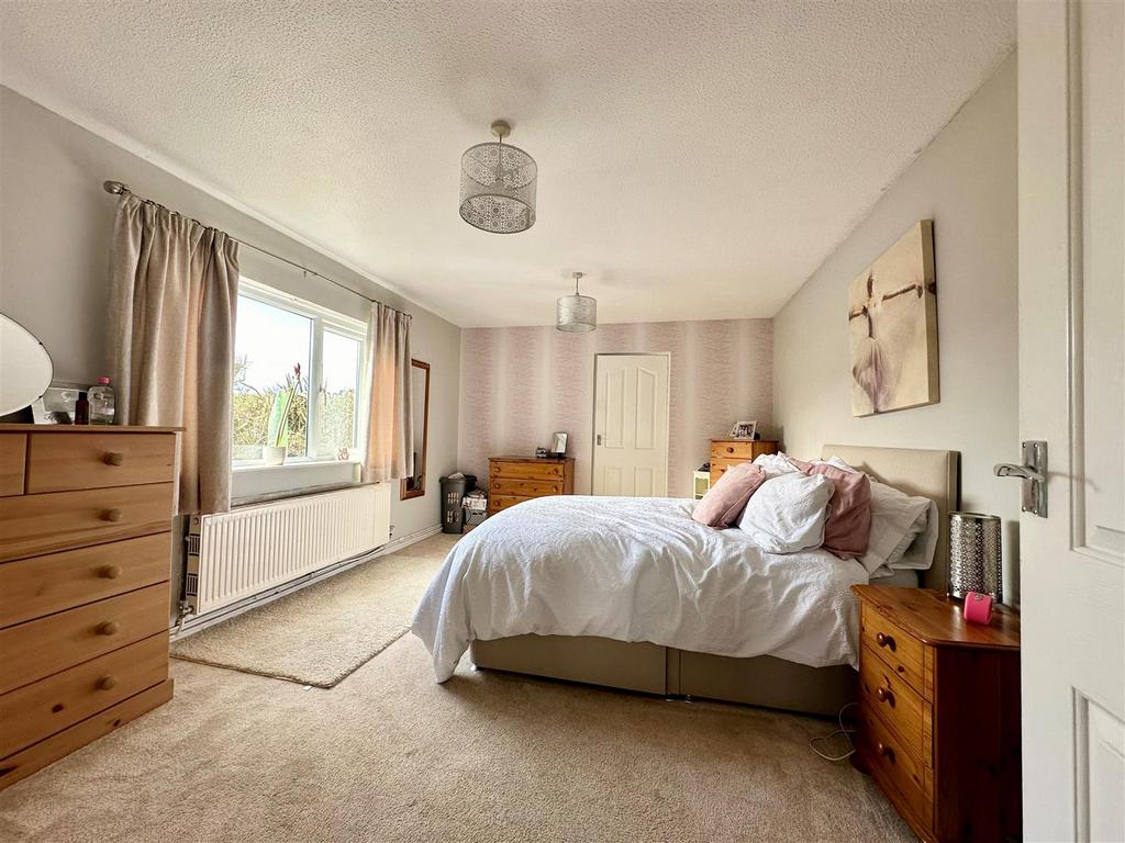 Downstairs Bedroom 1.jpg