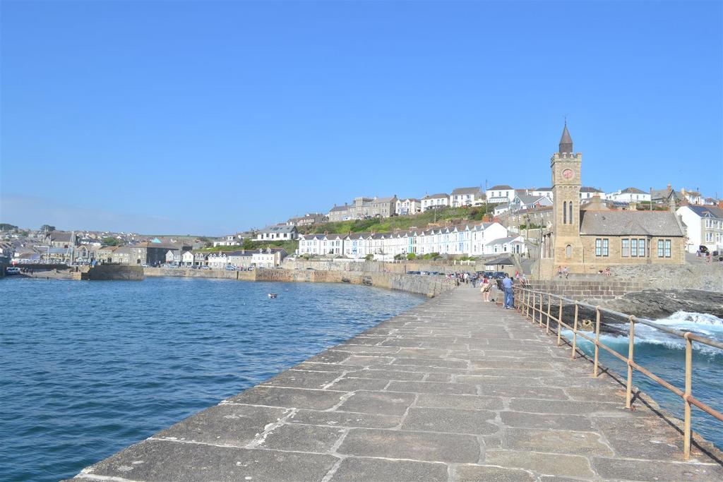 St. Peters Way, Porthleven TR13 3 bed detached bungalow for sale £405,000