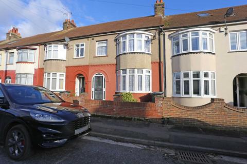 3 bedroom terraced house to rent, Robinia Avenue, Gravesend, DA11