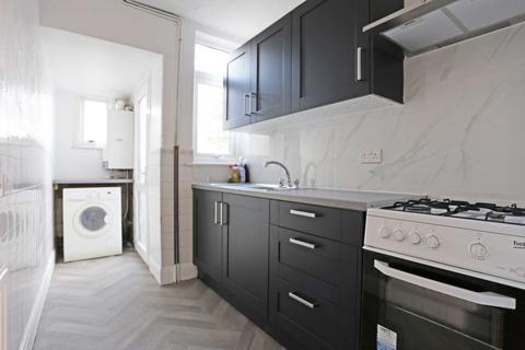 3 bedroom terraced house to rent, Robinia Avenue, Gravesend, DA11