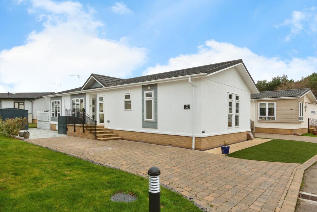 Oakwood Court, Bordon, Hampshire, GU35 2 bed park home for sale £315,000