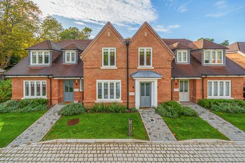 2 Flexlands Place, Chobham, Woking, GU24 8BG