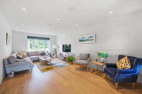 2 Flexlands Place, Chobham, Woking, GU24 8BG