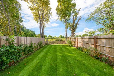 2 Flexlands Place, Chobham, Woking, GU24 8BG