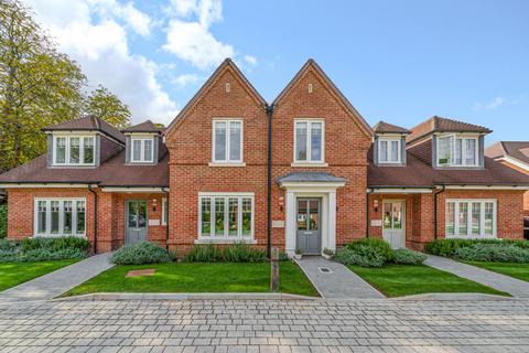 2 Flexlands Place, Chobham, Woking, GU24 8BG