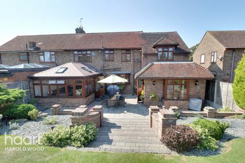 9 Priory Grove, Romford, RM3 9AS
