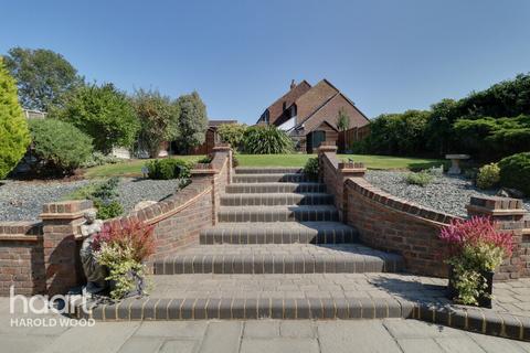 9 Priory Grove, Romford, RM3 9AS