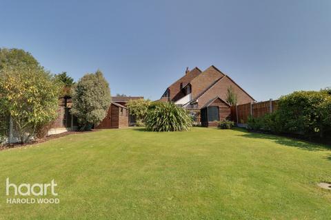 9 Priory Grove, Romford, RM3 9AS